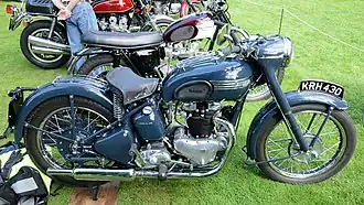 Speed Twin avec la nouvelle nacelle de phare, le porte paquet sur le réservoir et la suspension de moyeu (1949).