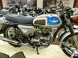 Bonneville Jubilee (1977). Freins avant et arrière à disque, sélecteur à gauche, démarrage encore au kick.