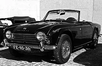 Une décapotable Triumph TR4 sur des pavés.