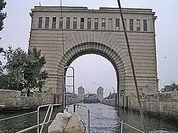 Arche de l'écluse qui permet de franchir le barrage.