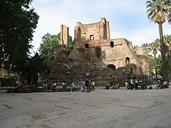 Le nymphée dans le parc moderne.