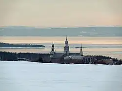 Trois-Pistoles en hiver avec l'île aux Basques en arrière-plan.