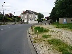 La route des Trois-Moulins, à proximité de l'arrêt Trois-Moulins. Le tramway se trouvait sur la droite