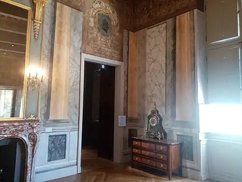 Trompe l'oeil, parements de marbre et colonnades de style italien et versaillais.