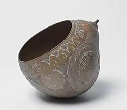 Coupe sculptée dans une calebasse.