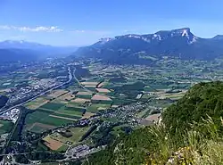 Vue de la trouée des Marches en direction du sud-ouest depuis le roc de Tormery (Bauges) avec à gauche la combe de Savoie, à droite le mont Granier (Chartreuse) et au dernier plan le Grésivaudan vers lequel coule l'Isère.