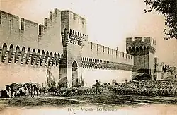 Gravure représentant un troupeau de moutons au pied de remparts