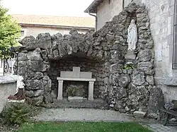 La grotte de Lourdes.