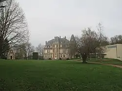 Vue du château de Troussures et du parc.