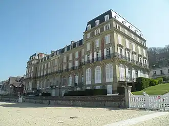 Vu de la plage, l'hôtel des Roches Noires.
