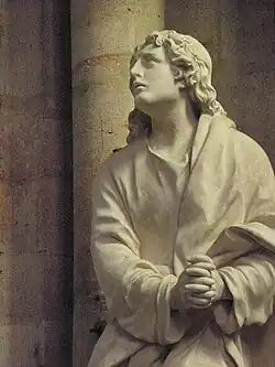 La statue de Jean au calvaire.