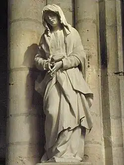 La statue de la Vierge.