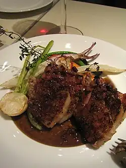 Truffes, côtes de porc et bacon grillé.