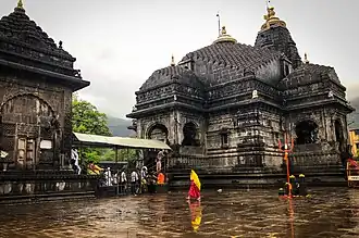 Le temple shivaïte de Triyambakeshvar près de Nashik, un des douze jyotirlinga. Il fut notamment associé au diamant Nassak.