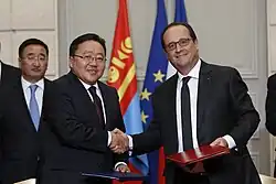 Tsakhiagiyn Elbegdorj et François Hollande lors de la visite du président mongol à Paris en 2015.