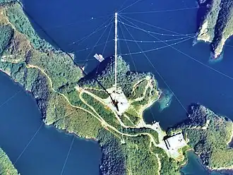 Antenne&nbsp;H du système de navigation Omega, un système obsolète de Système de navigation Oméga, Tsushima, Japon, 389 mètres, construite en 1973. Émission sur 10–14&nbsp;kHz.