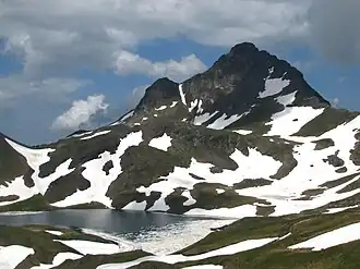 Le Maubermé vu depuis l'Espagne avec le lac de Montoliu.