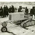 Prototype Sno-Cat (circa 1942) à train chenillé triangulaire.