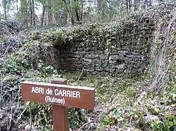 Ruines d'un abri de carrier.