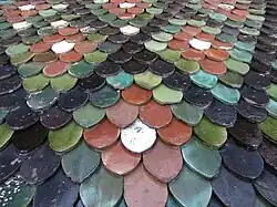 Variante : tuile alsacienne vernissée de la collégiale de Neuchâtel, en Suisse.