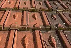 Tuiles à emboîtement avec un dessin en forme de losange.