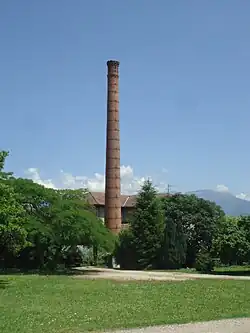 Cheminée des ex Papeteries Guély construite avant 1900.