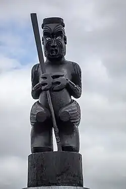 Statue de Tūmatauenga devant l'Eden Park, stade de sport d'Auckland, en Nouvelle-Zélande.