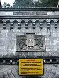 Détail du fronton d'entrée, coté espagnol en 2011. On aperçoit encore sur le bas relief au-dessus du tunnel, l'emblème de l'Espagne franquiste, enlevé en 2019.