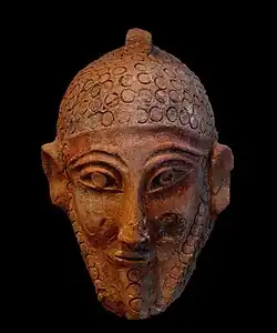 Protomé masculin, H 0,19 m, terre cuite moulée et retouchée (Ve siècle av. J.-C.).