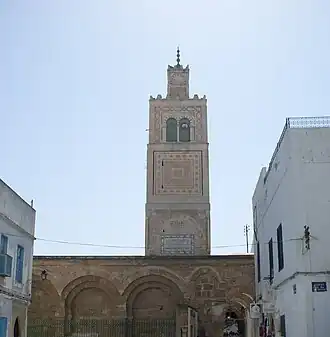 Mosquée El Ksar datant du XIIe&nbsp;siècle (à l'exception de son minaret élevé au XVIIe&nbsp;siècle).