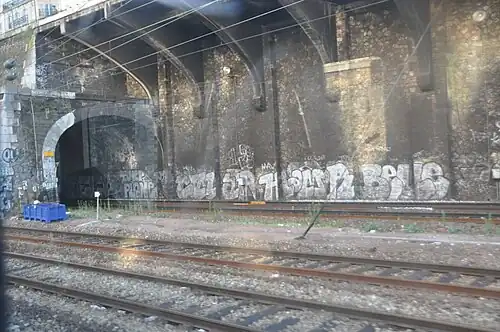 Entrée Nord du tunnel (groupe II). Le trottoir de la rue de Rome est en port à faux au dessus de la voie (côté Pont-Cardinet).