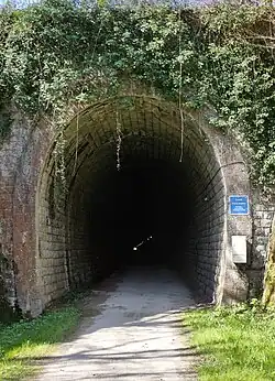 La voie verte emprunte l'ancien tunnel ferroviaire long de 829 m et éclairé au besoin.