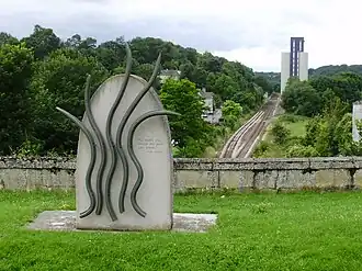 Monument en souvenir des victimes de l'effondrement du tunnel au-dessus de son entrée sud-ouest.