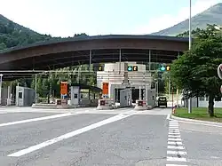 L'entrée sud, côté Pyrénées-Orientales, avec le péage