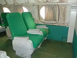 deux sièges dans la cabine, ils sont en toile verte.