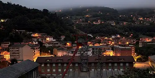 Photographie de nuit d'une cité industrielle.