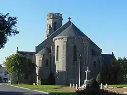 L'église de Trescalan et son clocher belvédère.