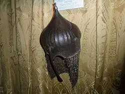 Casque turban ottoman du XVe&nbsp;siècle, en acier damasquiné, décoré d'un long bandeau calligraphique au XIXe&nbsp;siècle.