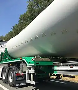 Turbulateurs visibles sur le pied d'une pale d'éolienne transportée par route dans le Finistère.