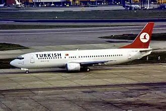 Le Boeing 737-400 de Turkish Airlines impliqué dans l'accident (TC-JEP), ici à l'aéroport de Londres-Heathrow en avril 1997.