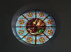 Le vitrail représentant saint Antoine au fond de la nef de l'église.