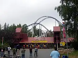 L'attraction vue depuis l'entrée du parc.