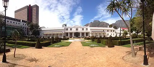 Façade complète avec le parlement à gauche