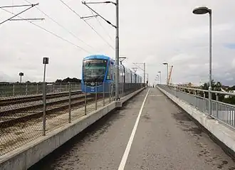 Rame de la Tvärbanan sur l'Ulvsundabron en 2016.