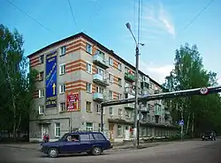 Photographie depuis un angle d'un bâtiment soviétique en préfabriqué de 5 étages.