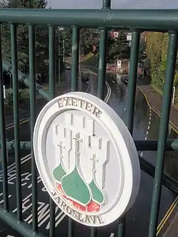 Plaque de jumelage sur la passerelle Iaroslavl à Exeter.