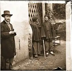 1871. Autoportrait aux soldats Mandchous (Amoy, Fukien, Chine).