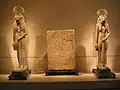 Deux statues de Sekhmet et un relief funéraire (Musée égyptien de Berlin).