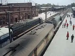 Un quai d'une gare pakistanaise.