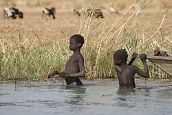 Enfants à la pêche dans le lac de Maga.